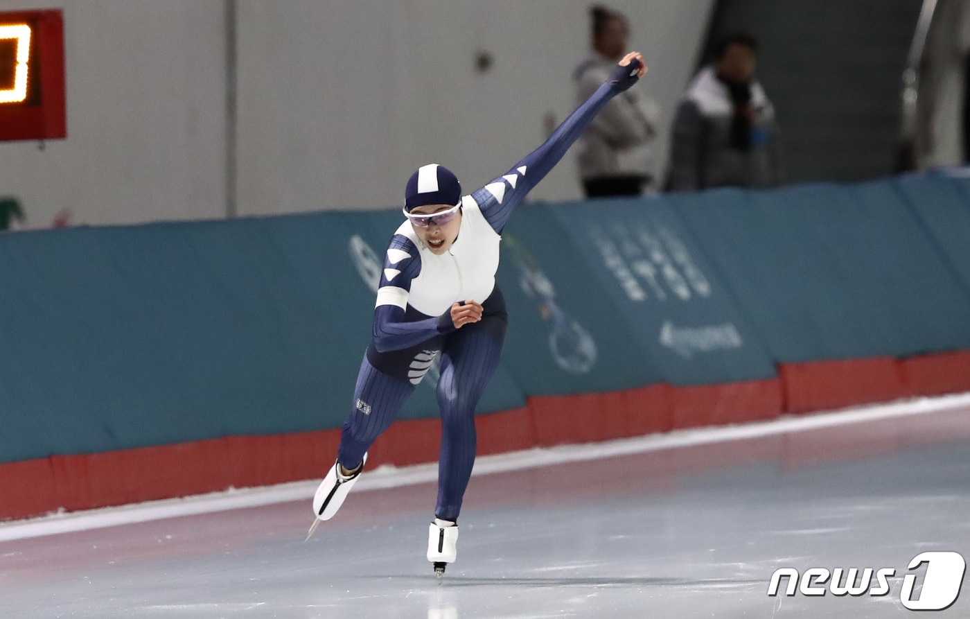 20일 오후 서울 노원구 태릉국제스케이트장에서 열린 제58 전국남녀 종목별 스피드스케이팅 선수권대회에서 여자500m 결승에 출전한 이나현(노원고)이 역주를 하고 있다. 이나현은 39.07초의 기록으로 2위를 차지했다. 2023.10.20/뉴스1 ⓒ News1 박세연 기자