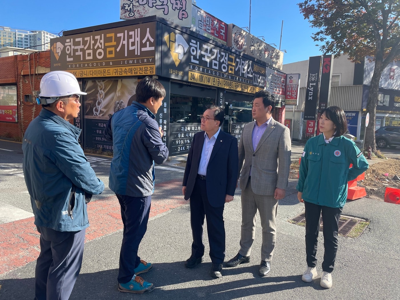 국민의힘 이채익 국회의원이 21일 울산시 남구 신복로터리에서 안대룡 시의원, 이소영 구의원과 함께 공사 현장을 점검하고 있다. &#40;이채익 의원실 제공&#41;