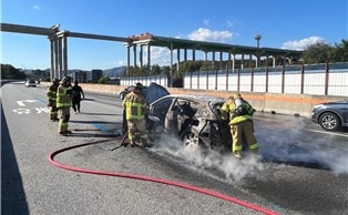 21일 경기 용인시 영동고속도로 인천방향 용인휴게소 인근에서 추돌사고가 나 스포티지 차량에서 불이 났다.(용인소방서 제공)/뉴스1
