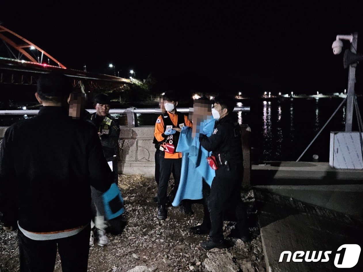 전북 군산 선유도 인근 해상에서 걷다가 발을 헛디뎌 바다에 빠진 40대 남성이 군산해경에 구조되고 있다.(군산해경 제공) 2023.10.23/뉴스1