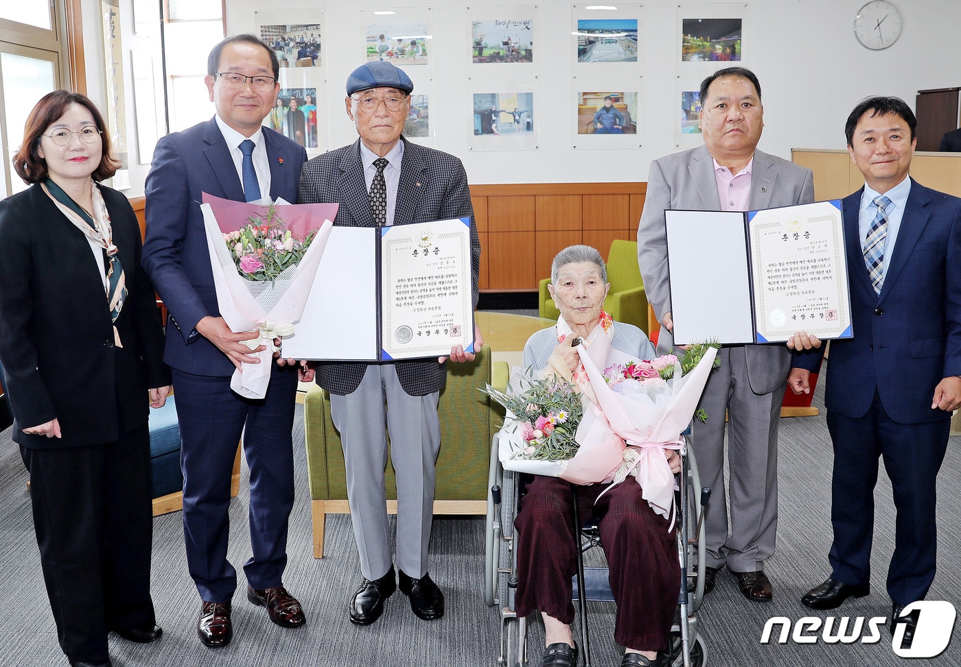 강병삼 제주시장이 23일 6·25전쟁 참전 유공자인 고&#40;故&#41; 김홍규 병장, 고 양승태 일병의 유족에게 화랑문공훈장과 증서를 전수한 뒤 기념촬영을 하고 있다.&#40;제주시 제공&#41;