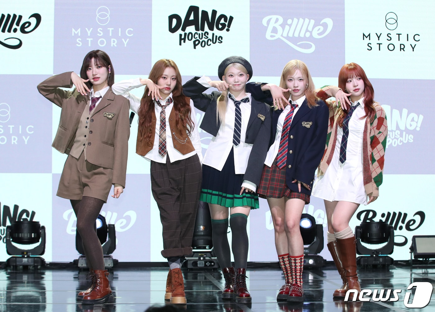 그룹 빌리(Billlie)의 시윤(왼쪽부터)과 션, 츠키, 하람, 하루나가 23일 오후 서울 서교동 신한pLay 스퀘어 라이브홀에서 가진 싱글 1집 '사이드-비 : 메모얼스 오브 에코 언씬(side-B : memoirs of echo unseen)' 쇼케이스에서 포즈를 취하고 있다. 2023.10.23/뉴스1 ⓒ News1 권현진 기자