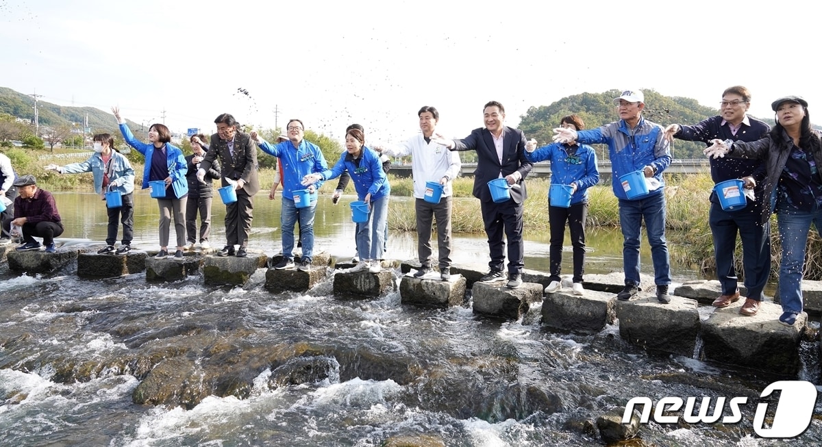 광주시가 22일 경안천에 내수면 수자원 조성을 위해 다슬기 치패와 바들치 치어를 방류했다.&#40;광주시 제공&#41;