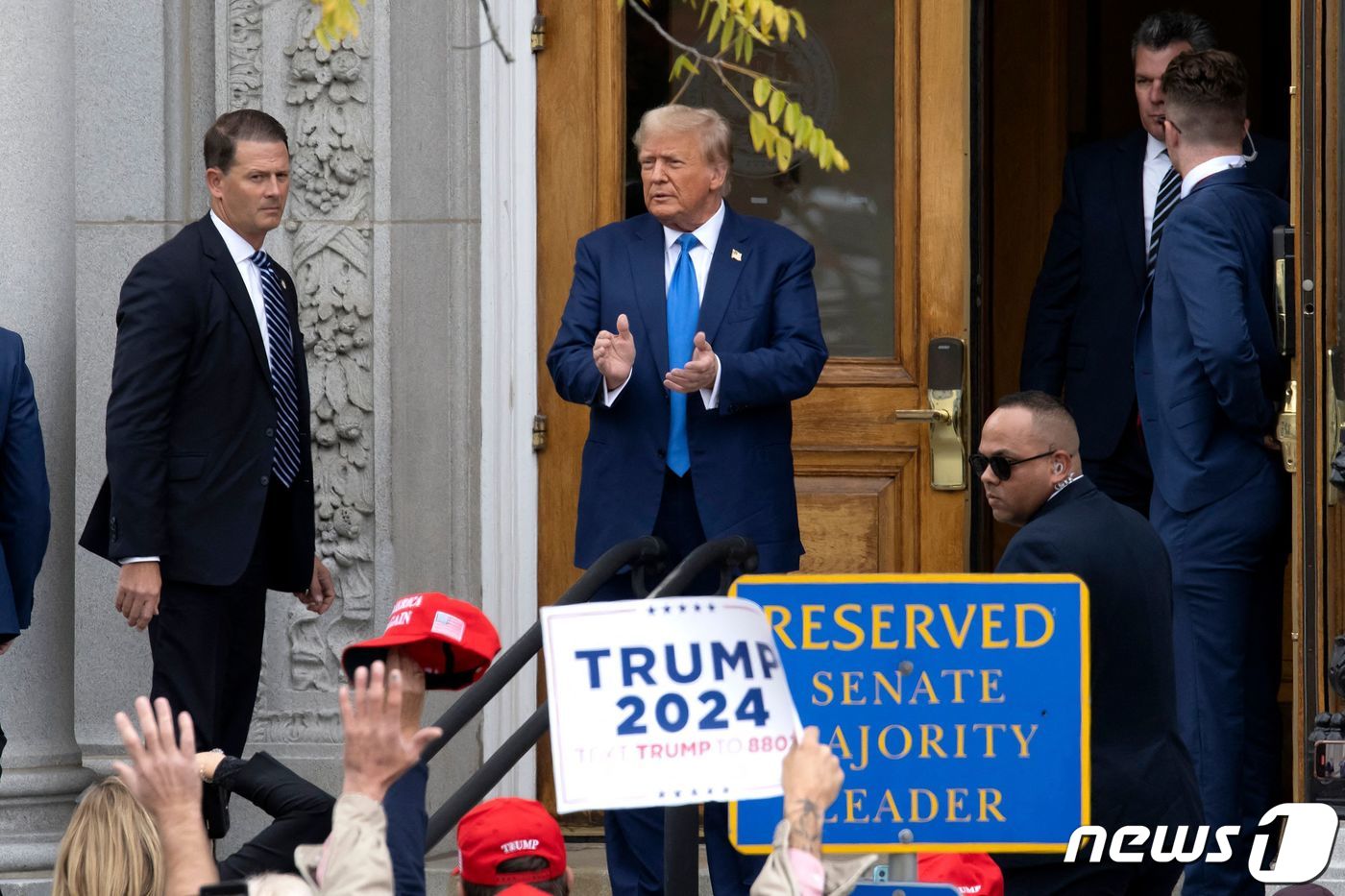 23일(현지시간) 전 미국 대통령이자 2024년 공화당 대선 후보인 도널드 트럼프가 뉴 햄프셔주 콩코드에 있는 뉴 햄프셔주 하원에서 공화당 예비선거를 위해 도착하고 있다. 2023.10.24 ⓒ AFP=뉴스1 ⓒ News1 정지윤 기자