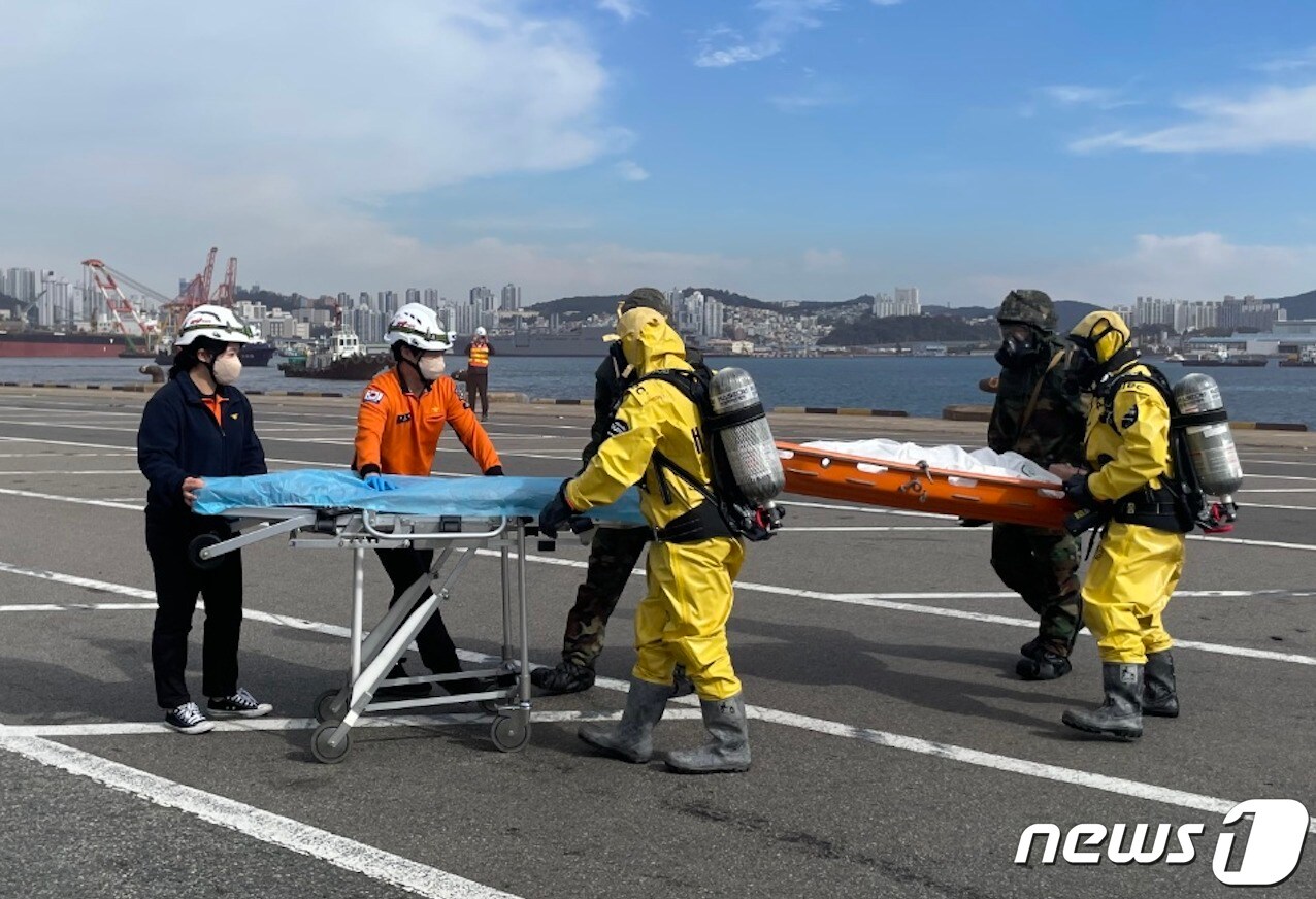 부산해경이 인명구조 및 구급차량 동원 환자이송 훈련을 하고 있다. &#40;부산해경 제공&#41;