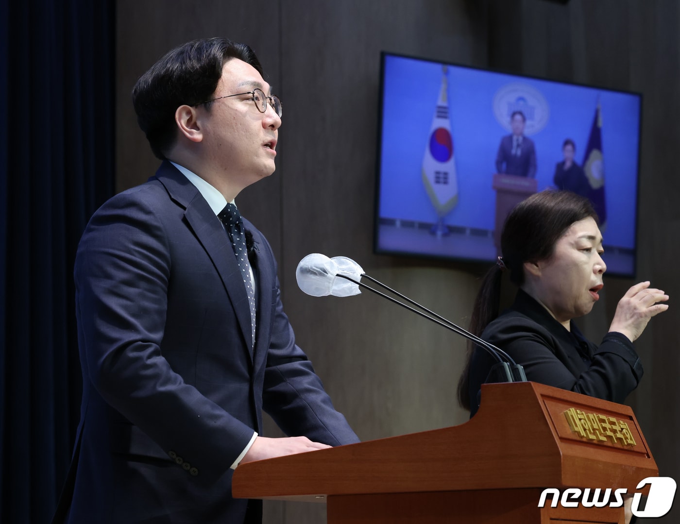 신인규 전 국민의힘 상근부대변인이자 정당바로세우기 대표가 2023년 10월 25일 서울 여의도 국회 소통관에서 국민의힘 탈당 기자회견을 하고 있다. 2023.10.25 ⓒ 뉴스1 송원영 기자