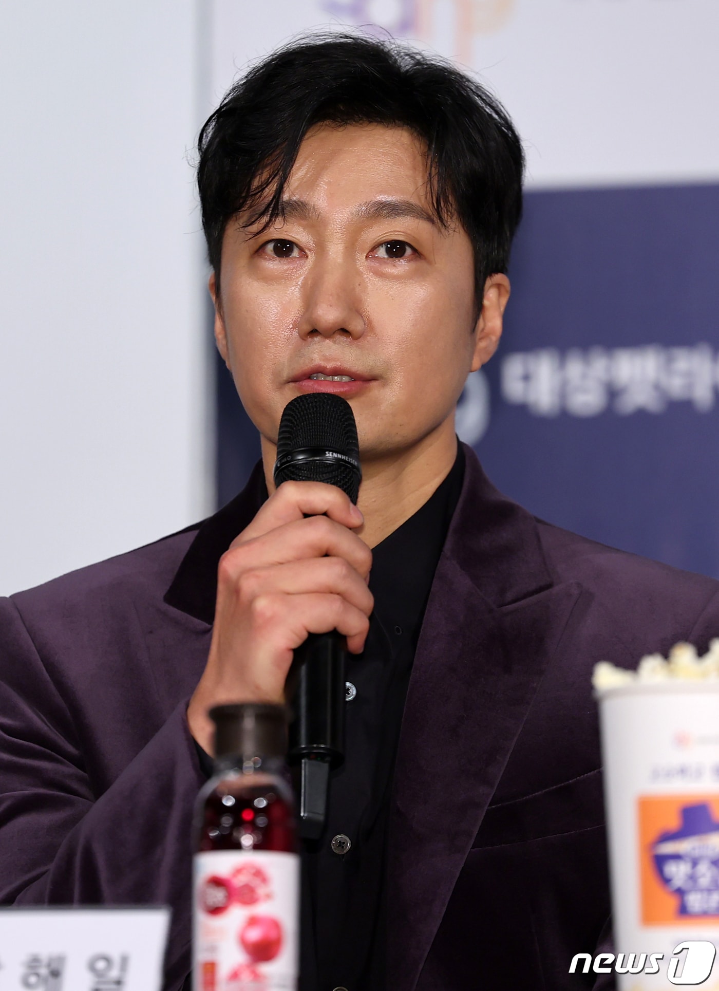 배우 박해일이 25일 오후 서울 영등포구 여의도 CGV에서 열린 ‘제44회 청룡영화상’ 핸드프린팅 행사에 참석해 인사말을 하고 있다. '청룡영화상'은 한국영화의 질적 향상을 꾀하고 영화산업의 발전을 진흥발전을 위한다는 취지 아래 만들어진 영화제로 오는 11월 24일 여의도 KBS홀에서 진행된다. 2023.10.25/뉴스1 ⓒ News1 김진환 기자