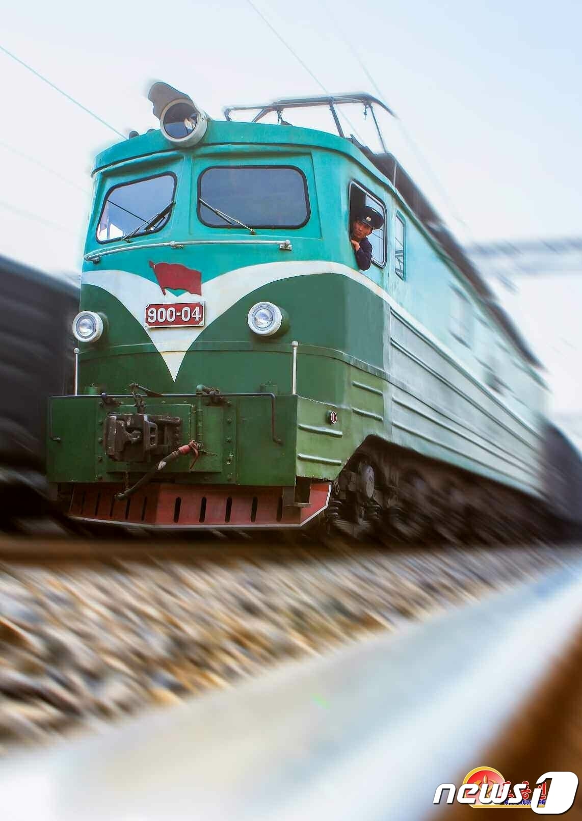 (평양 노동신문=뉴스1) = 북한 노동당 기관지 노동신문은 26일 "전 인민적 진군 기세를 배가해 인민경제 발전 12개 중요 고지에 기어이 승리의 깃발을 휘날려야 한다"며 "증송(增送)의 기적소리가 높이 울려간다＂고 전했다. [국내에서만 사용가능. 재배포 금지. DB 금지. For Use Only in the Republic of Korea. Redistribution Prohibited] rodongphoto@news1.kr