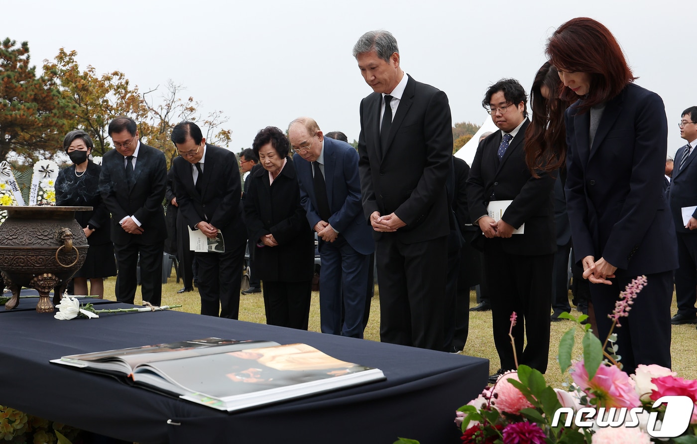 노태우 전 대통령의 장남 노재현 동아시아문화재단 이사장과 노소영 아트센터 나비 관장(오른쪽) 등 참석자들이 26일 오후 경기 파주시 탄현면 동화경모공원에서 열린 노태우 전 대통령 서거 2주기 추모식에서 고인을 추모하고 있다. 2023.10.26/뉴스1 ⓒ News1 김진환 기자