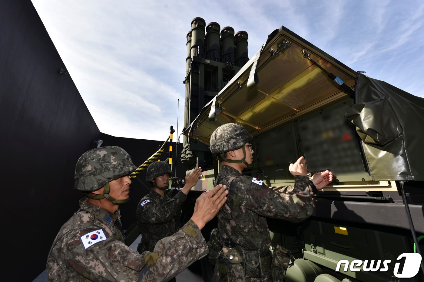 공군 제1미사일방어여단 8120부대 작전요원들이 10월 26일(목) 천궁 Ⅱ 발사를 위해 조원임무절차를 수행하고 있다. (공군 제공) 2023.10.26/뉴스1