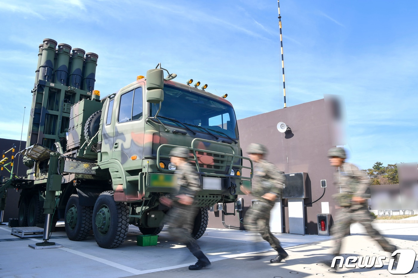 공군 제1미사일방어여단 8120부대 작전요원들이 26일 천궁 Ⅱ 발사대로 출동하고 있다. (공군 제공) 2023.10.26/뉴스1