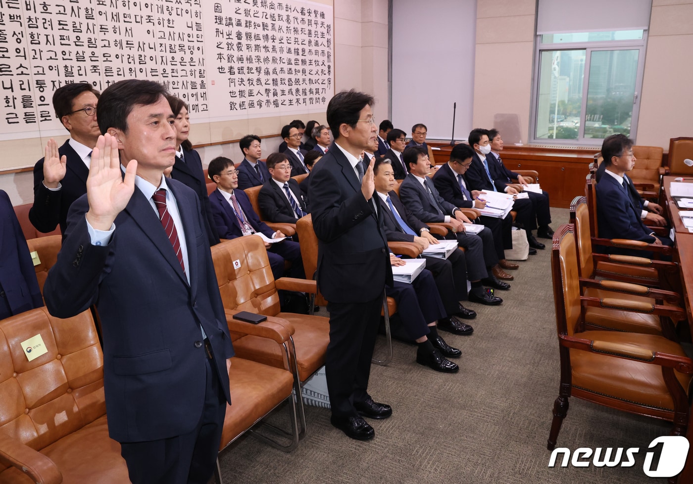 조은석 감사원 감사위원 등이 26일 서울 여의도 국회에서 열린 법제사법위원회의 법무부, 감사원, 헌법재판소 등에 대한 종합감사에서 선서를 하고 있다. 앞에는 최재해 감사원장과 유병호 감사원 사무총장. 2023.10.26/뉴스1 ⓒ News1 송원영 기자