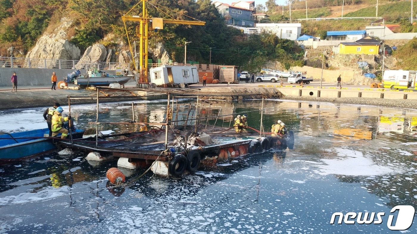 부산 강서구 새바지항 방파제 뗏목 화재 현장.&#40;부산소방재난본부 제공&#41;