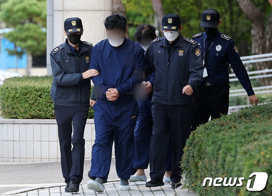 영풍제지 불공정 거래 의혹과 관련해 시세 조종을 주도한 것으로 의심되는 신모씨와 김모씨가 20일 오후 서울 양천구 서울남부지방법원에서 열리는 구속 전 피의자심문&#40;영장실질심사&#41;에 출석하고 있다. 이들은 올해 주가 조작 자금을 모집하는 등 영풍제지 주가를 인위적으로 끌어올린 혐의를 받고 있다. 2023.10.20/뉴스1 ⓒ News1 김진환 기자