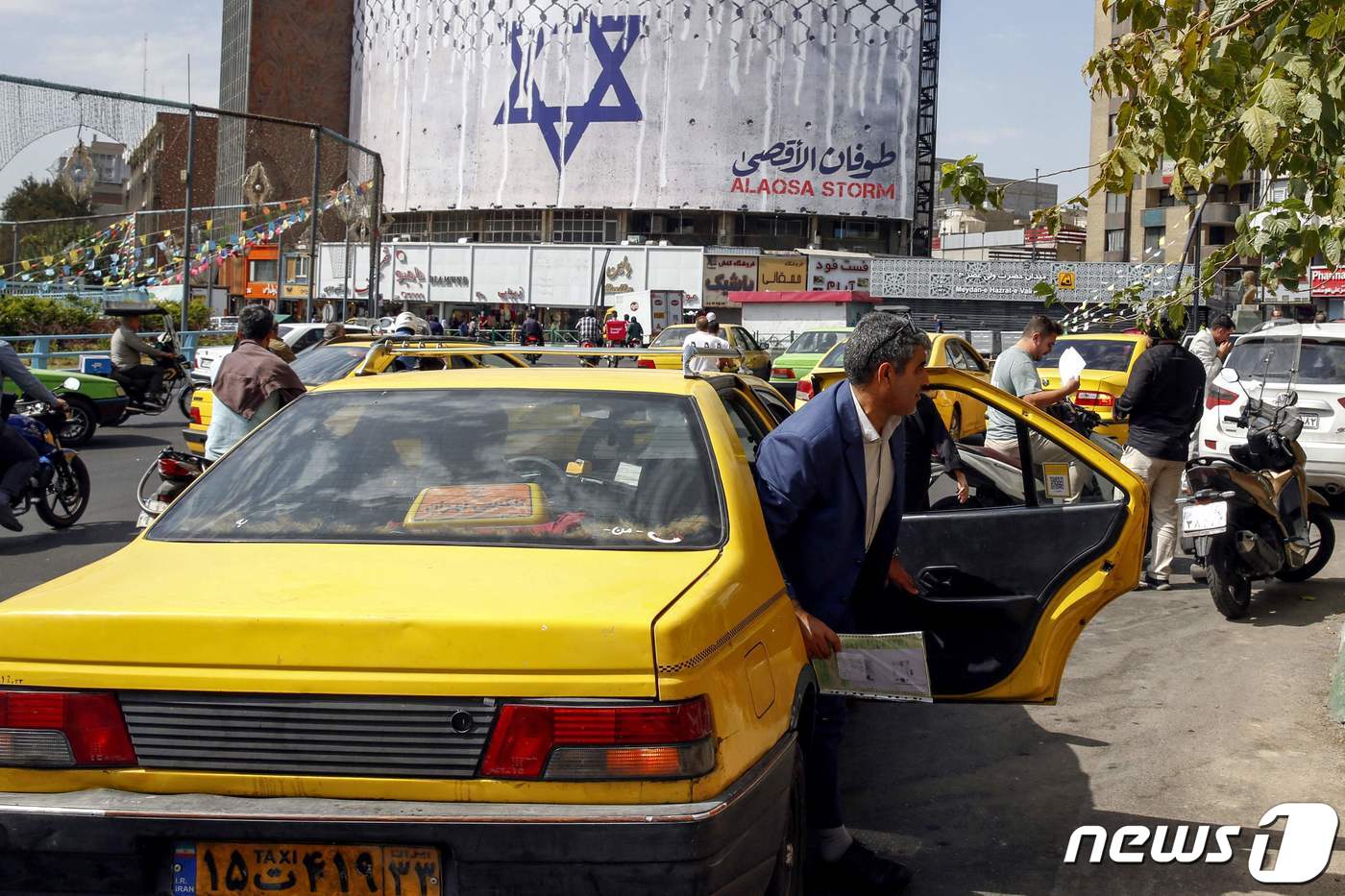 지난 8일(현지시간) 이란 수도 테헤란 도심에 전날 팔레스타인 무장정파 하마스의 이스라엘 기습 작전인 '알아크샤 홍수'에 연대한다는 내용의 반(反) 이스라엘 광고가 내걸린 모습이다. 2023.10.8. ⓒ AFP=뉴스1 ⓒ News1 김성식 기자