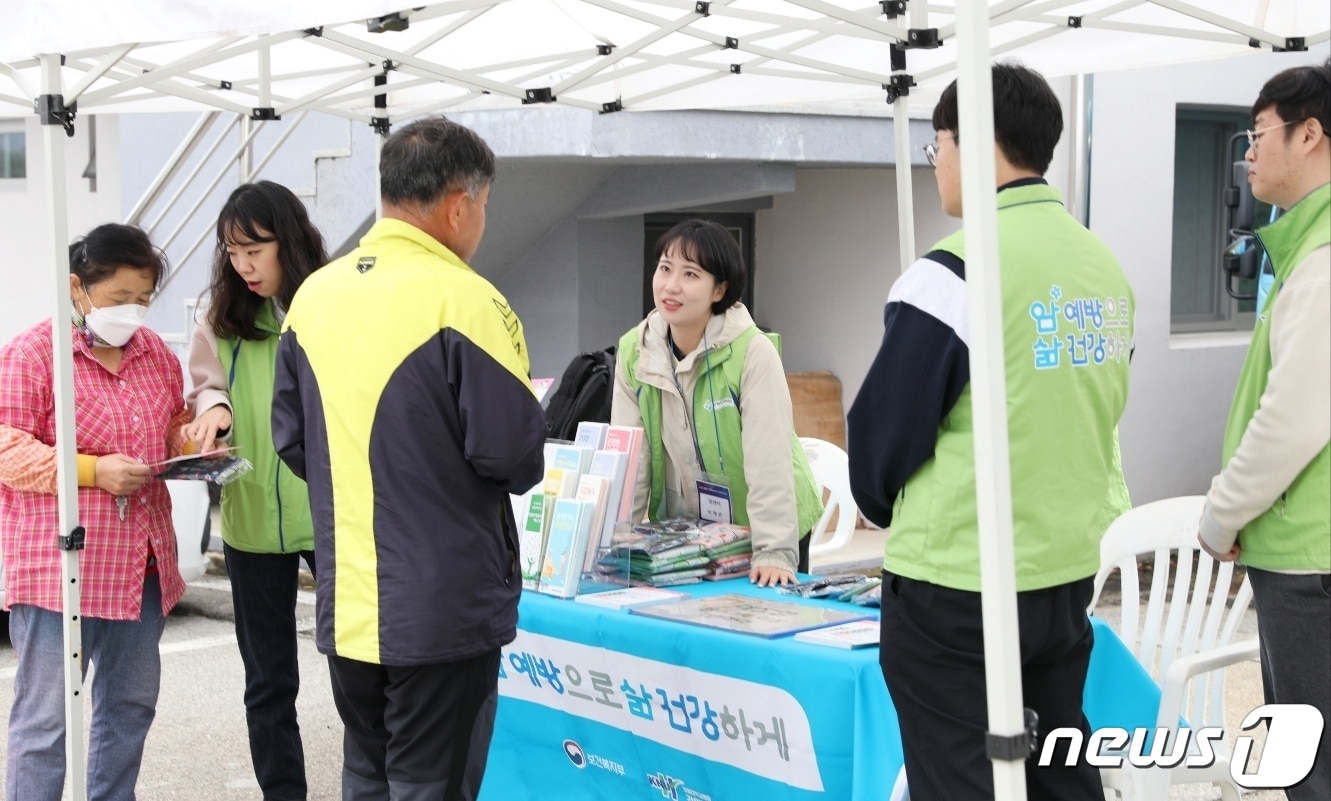 강원대병원은 27일 춘천 서면에서 지역주민 건강 증진을 위한 의료봉사 활동을 펼쳤다.&#40;강원대병원 제공&#41; 2023.10.27/뉴스1