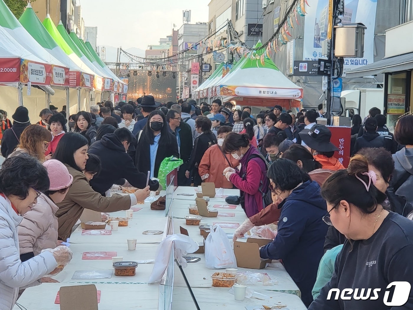 &#39;2023 원주 만두축제&#39;가 지난해 10월 28일 강원 원주 중앙동과 문화의 거리 일원에서 &#39;만두의 재발견&#39;이라는 주제로 열리고 있다. 2023.10.28/뉴스1 ⓒ News1 신관호 기자