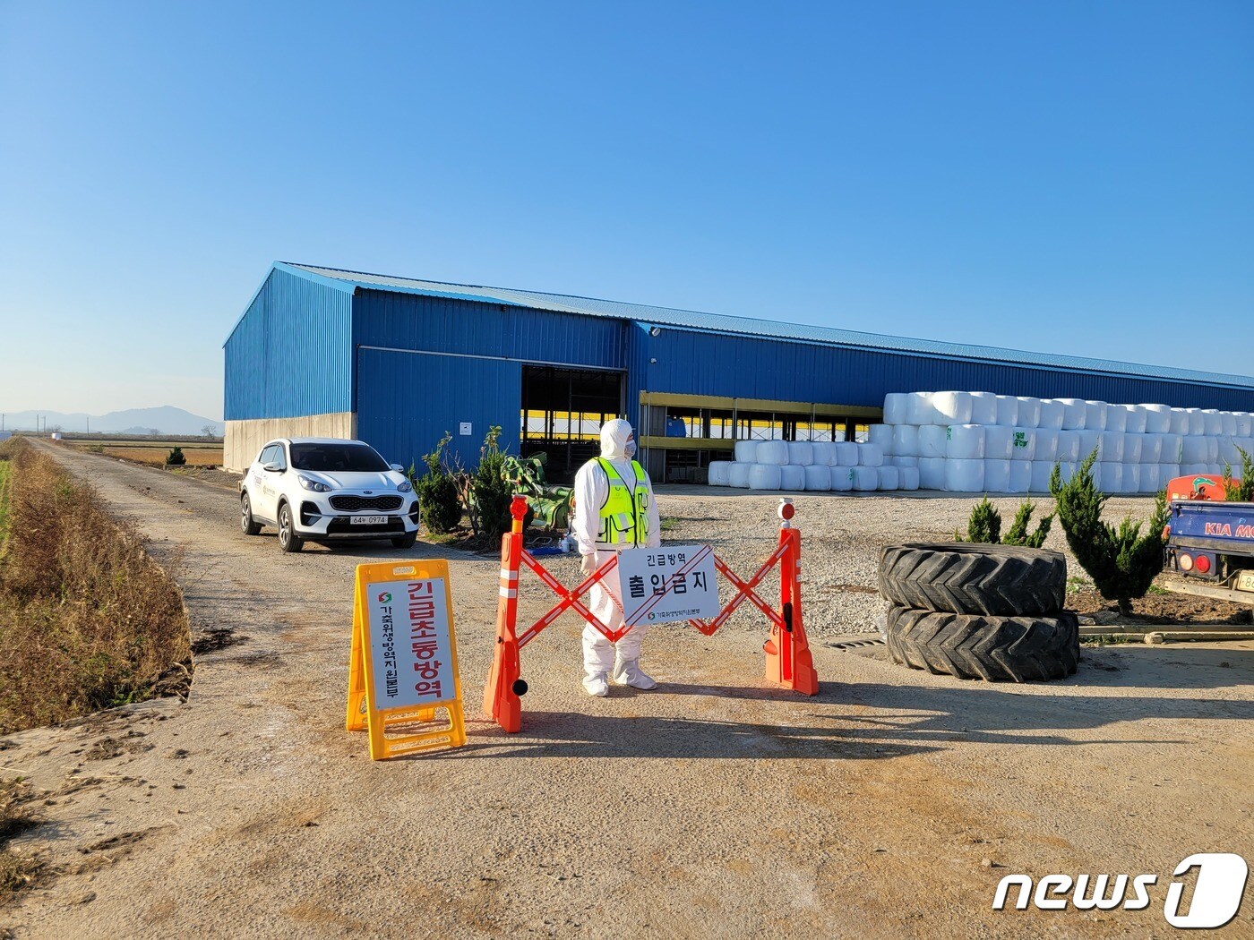 29일 전남지역 첫 럼피스킨병 양성 판정이 나온 전남 무안군의 한 한우농가에서 방역팀이 긴급 방역을 벌이고 있다.&#40;전남도 제공&#41; 2023.10.29/뉴스1