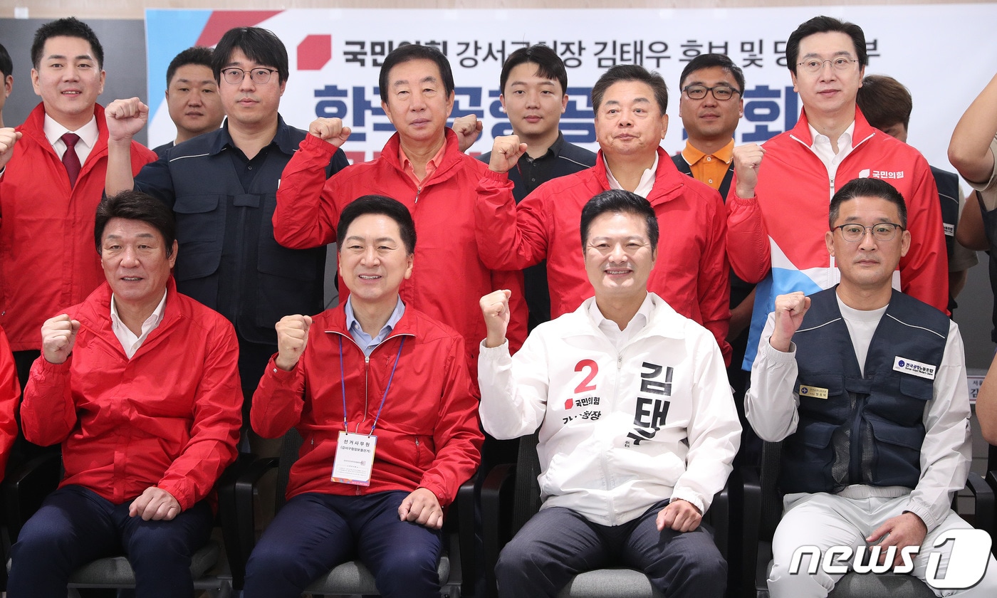 김기현 국민의힘 대표, 김태우 서울 강서구청장 후보 및 참석자들이 3일 오전 서울 강서구 대방빌딩 대강당에서 열린 국민의힘·한국공항공사 자회사 전국공항노동조합 간담회에서 기념촬영을 하고 있다. 2023.10.3/뉴스1 ⓒ News1 임세영 기자
