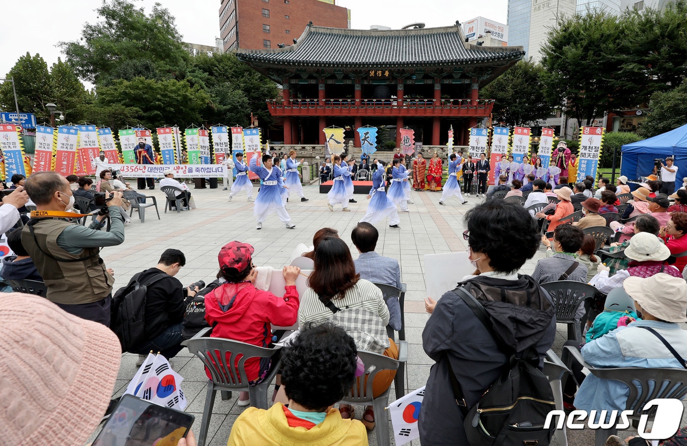국학원 회원들이 3일 오전 서울 종로구 보신각에서 단기 4356년 개천절 기념행사를 하고 있다. 2023.10.3/뉴스1 ⓒ News1 장수영 기자