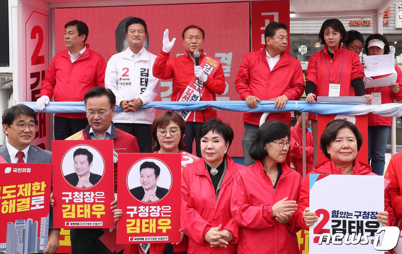 윤재옥 국민의힘 원내대표가 3일 오후 서울 강서구 화곡역사거리 앞에서 김태우 강서구청장 보궐선거 후보와 함께 유세차량에 올라 유권자들에게 지지를 호소하고 있다. 2023.10.3/뉴스1 ⓒ News1 임세영 기자