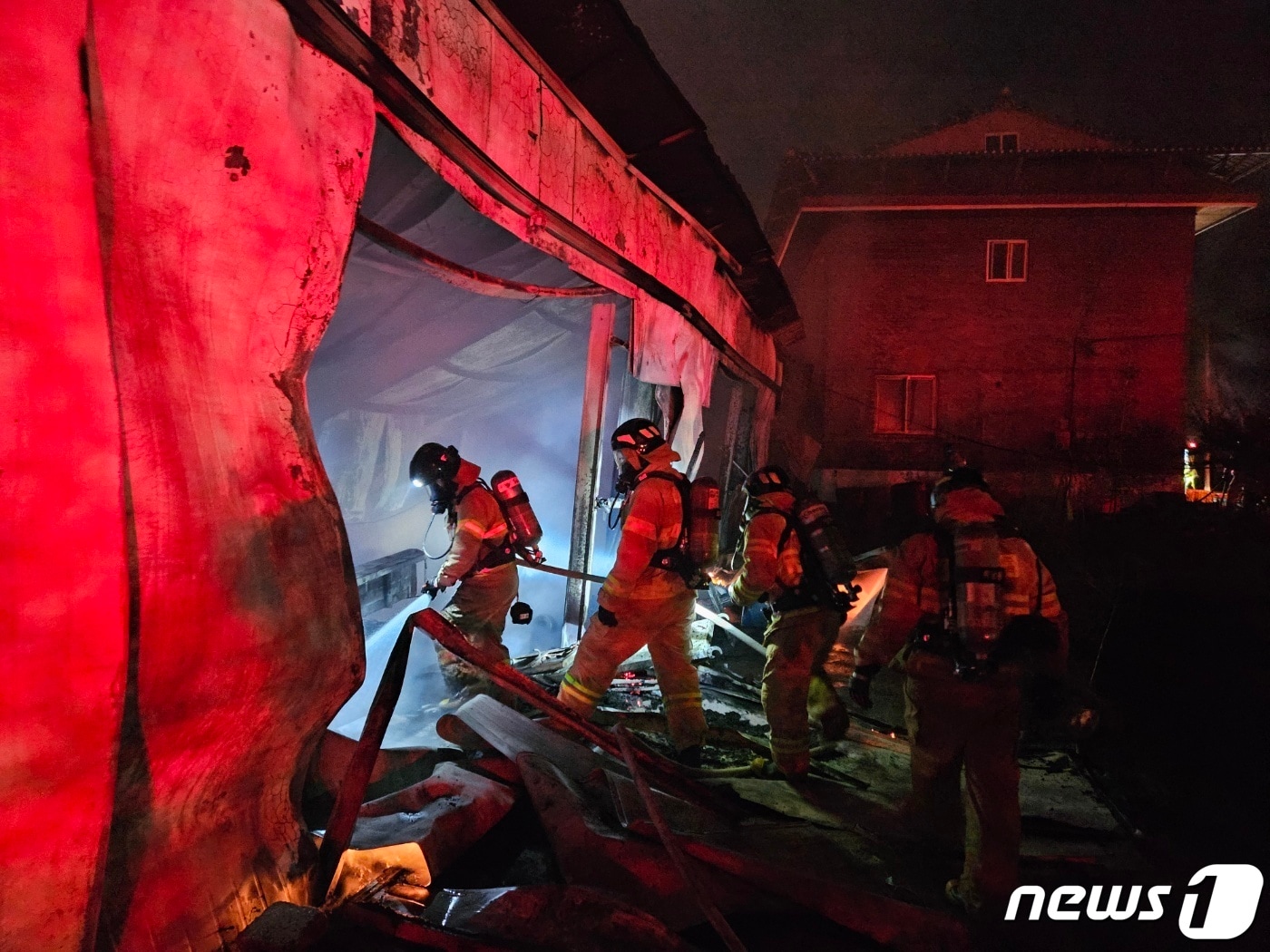 29일 오후 8시15분께 전북 무주군 적상면의 한 농기계 보관창고에서 불이 났다.&#40;전북소방본부 제공&#41;2023.10.30/뉴스1