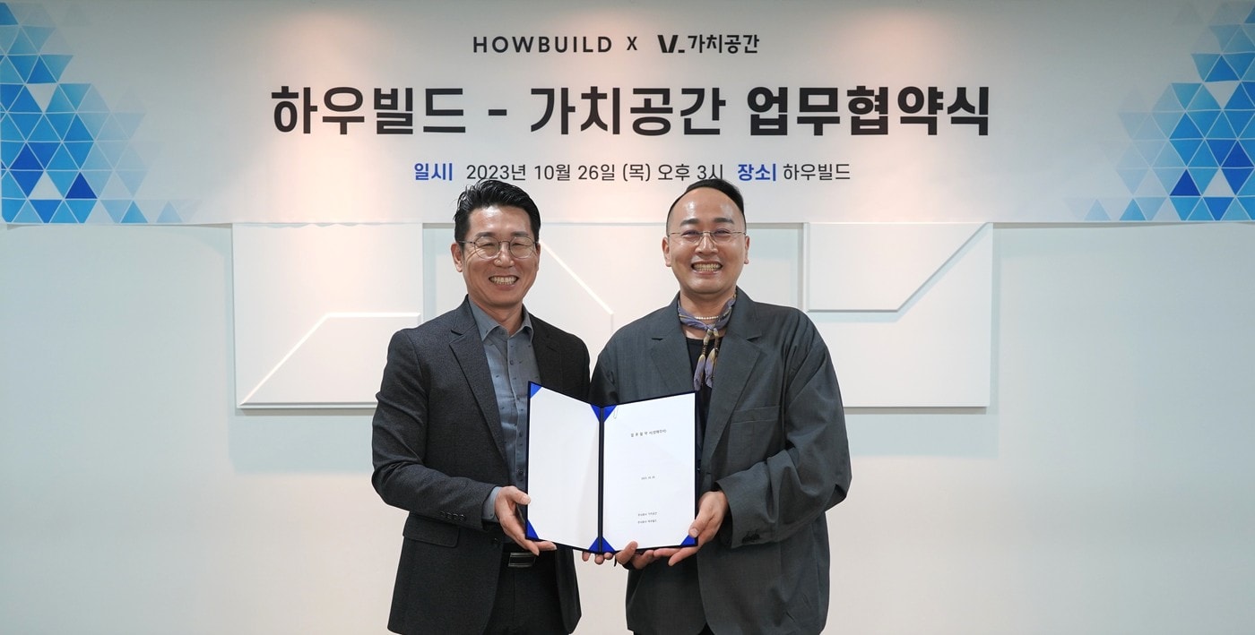 이승기 하우빌드 대표(왼쪽)와 김태현 가치공간 대표가 업무협약식에서 기념촬영을 하고 있다. (사진제공=하우빌드)