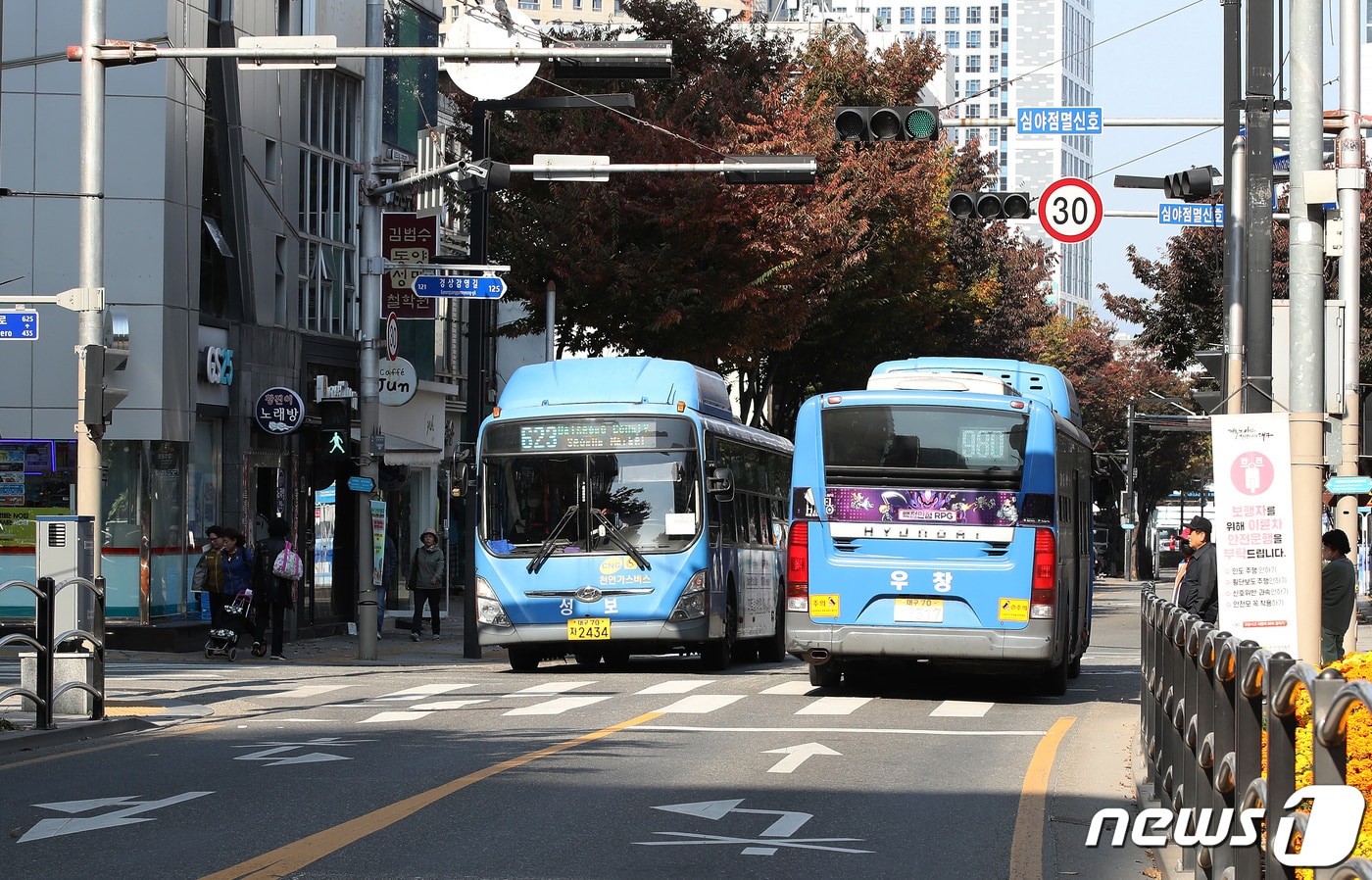 대중교통전용 일부 구간 해제를 하루 앞둔 지난해 10월30일 대구 중앙로 대중교통전용지구에서 시내버스가 운행되고 있다.2023.10.30/뉴스1 ⓒ News1 공정식 기자