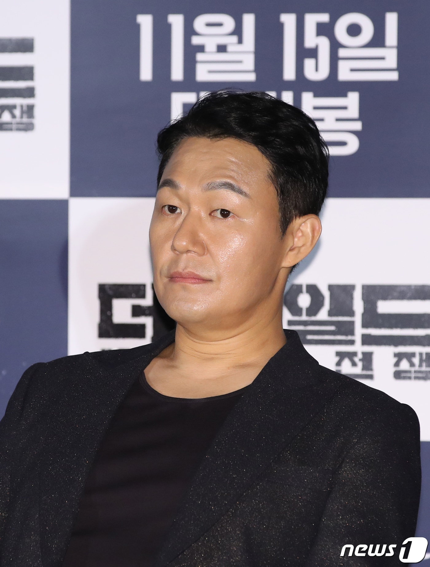 배우 박성웅이 30일 오후 서울 용산구 CGV용산아이파크몰에서 열린 영화 ‘더 와일드: 야수들의 전쟁’ 언론시사회 및 기자간담회에서 생각에 잠겨있다. '더 와일드'는 어두운 과거를 청산하고, 새로운 삶을 살고자 했던 ‘우철’(박성웅 분)이 친구 ‘도식’(오대환 분)의 계략으로 야수들의 전쟁에 휘말리며 시작되는 하드보일드 범죄 액션 영화이다. 2023.10.30/뉴스1 ⓒ News1 권현진 기자