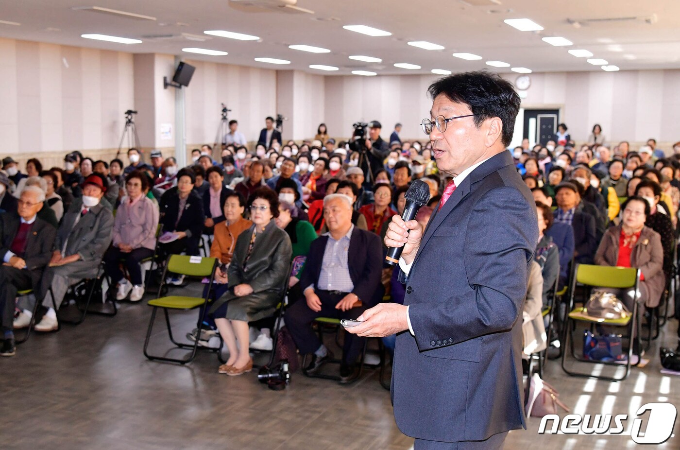 강기정 광주시장이 30일 서구 노인회관에서 열린 &#39;2023 경로당 핵심지도자 역량강화 교육&#39;에 참석해 노인 복지정책 등 시정운영 방향에 대해 특강을 하고 있다.&#40;광주시 제공&#41;2023.10.30/뉴스1 