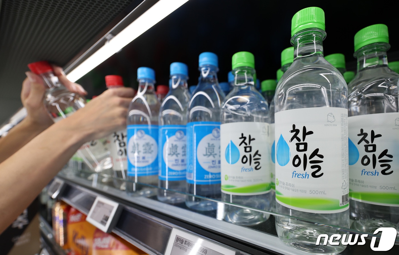 31일 서울 시내 한 대형마트에서 마트 관계자가 소주를 진열하고 있다. 하이트진로가 다음달 9일부터 참이슬 후레쉬와 오리지널의 출고가를 6.95%(80원) 인상한다. 참이슬 후레쉬와 참이슬 오리지널 360㎖ 병과 1.8ℓ 미만 페트류가 대상이다. 진로도 360㎖ 병의 출고가가 9.3% 오른다. 2023.10.31/뉴스1 ⓒ News1 김성진 기자