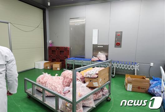 농산물품질관리원 직원들이 원산지 단속을 벌이고 있다.&#40;국립농산물품질관리원 경북지원 제공&#41;