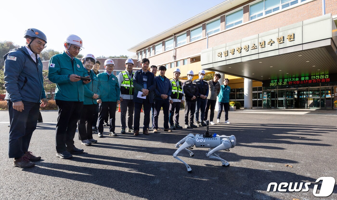 31일 강원도 평창국립청소년수련원에서 손연기 한국청소년활동진흥원 이사장이 사족로봇 점검을 시연하고 있다.  (한국청소년활동진흥원 제공) 2023.10.31/뉴스1