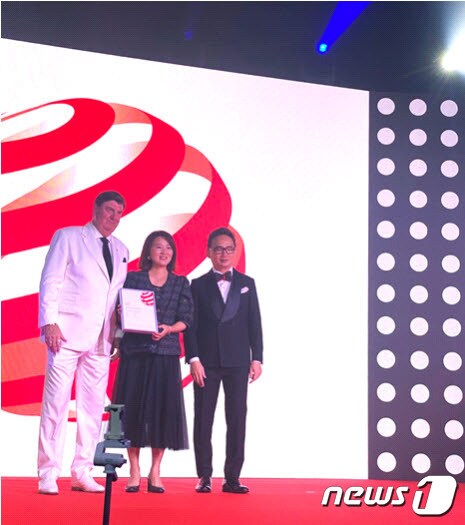 탁유경 옐로시스 대표(가운데)가 '레드닷 어워드' 2개 부문을 수상한 뒤 피터 젝 레드닷 회장 교수(왼쪽)와 켄 쿠 레드닷 아시아지역 총괄 사장과 기념사진을 촬영하고 있다.(대구창조경제혁신센터)