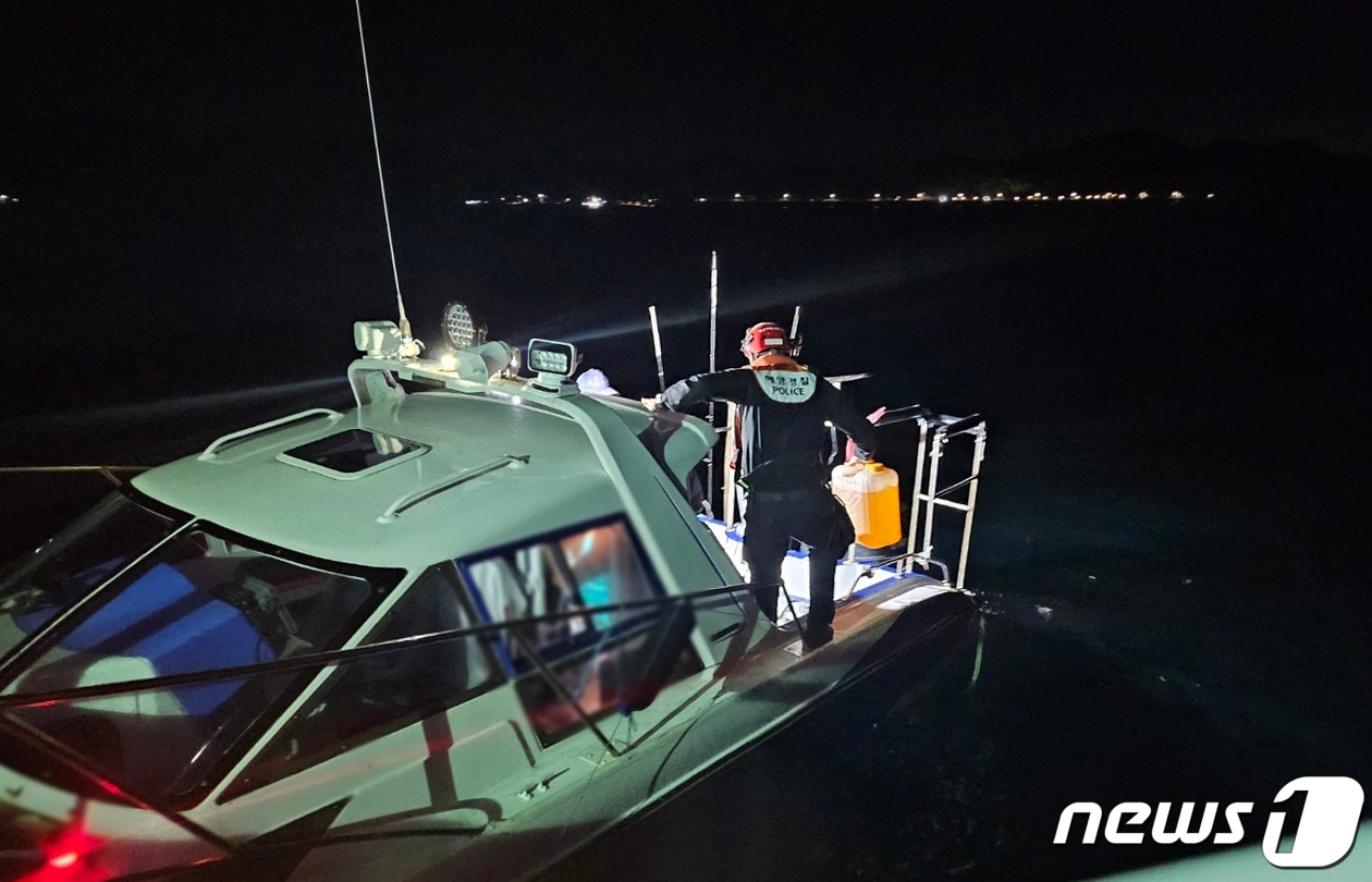 4일 오전 1시35분쯤  경북 포항시 남구 장기면 양포항 앞 900m 해상에서 5명이 탄 모터보트가 표류하다 해경에 구조됐다. 신고를받고 출동한 포항해경 구조대원들이 승선원들을 구조하고 있다.(포항해양경찰서 제공)2023.10.4/뉴스1 