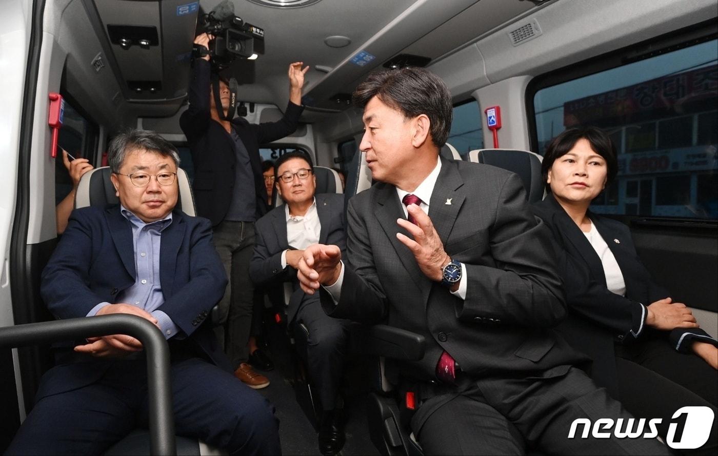 방세환 시장(오른쪽 앞)이 4일 개통한 신현~양재 광역 콜버스에 탐승해 불편사황 등을 점검하고 있다.(광주시 제공)