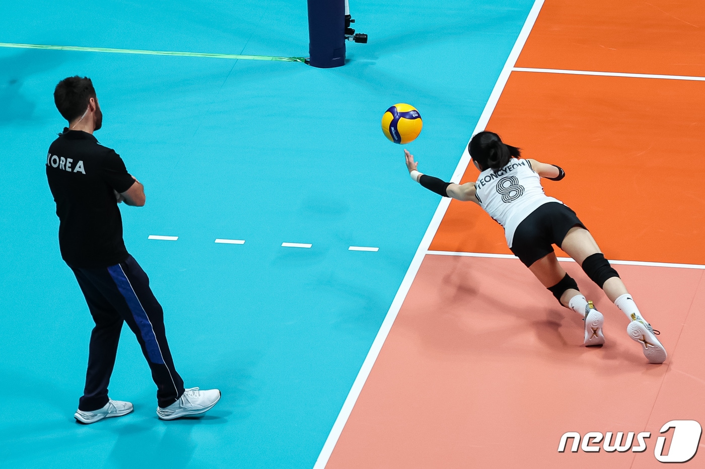 4일 중국 항저우 사범대학 창첸캠퍼스 체육관에서 열린 2022 항저우 아시안게임 여자 배구 8강 라운드 대한민국과 중국의 경기에서 김연견이 디그를 시도하고 있다. 여자 배구 대표팀은 이날 8강 라운드 E조 중국과의 경기에서 세트스코어 0-3(12-25 21-25 16-25)으로 패하며 4강 진출이 무산됐다. 여자 배구가 아시안게임에서 4강 진출에 실패한 것은 2006년 도하 대회 이후 17년 만이다. 2023.10.4/뉴스1 ⓒ News1 유승관 기자