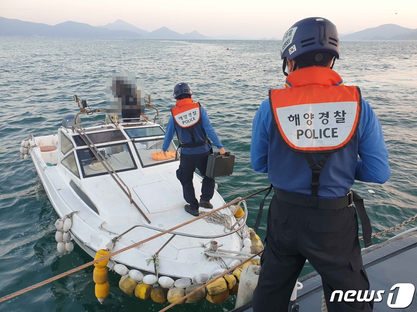 통영해경이 통영시 한산면 비진도 앞 해상에서 레저활동 중 배터리 방전된 보트를 안전조치하고 있다. (남해해경청 제공)