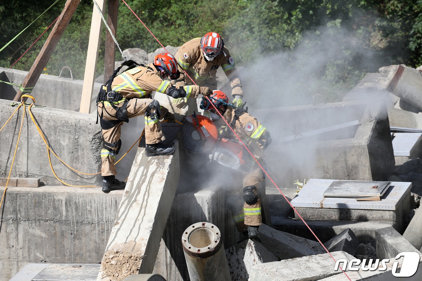 5일 오전 대구 달성군 중앙119구조본부에서 열린 유엔 국제탐색구조자문단(INSARAG) 주관 대한민국해외긴급구호대(KDRT) 등급분류 평가에서 인명구조에 나선 119구조대원들이 지진 피해 상황을 가정해 인명구조를 위해 콘크리트 잔해를 해체하고 있다. 2023.10.5/뉴스1 ⓒ News1 공정식 기자