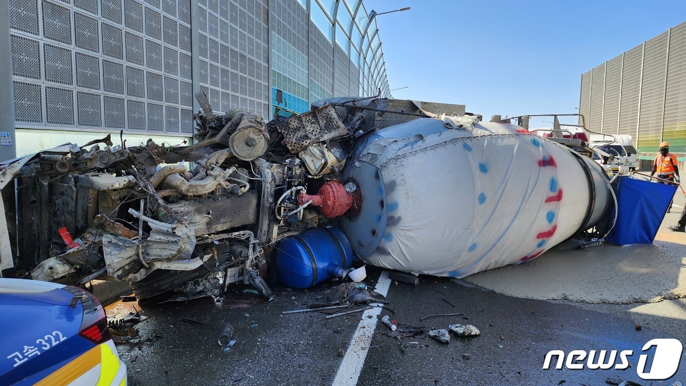5일 오전 10시58분쯤 대구 달서구 월암동 중부내륙고속도로 지선 남대구IC 방향에서 레미콘 차량과 승용차가 충돌하는 사고가 나 구조당국이 현장 수습 중이다.(대구소방안전본부 제공)