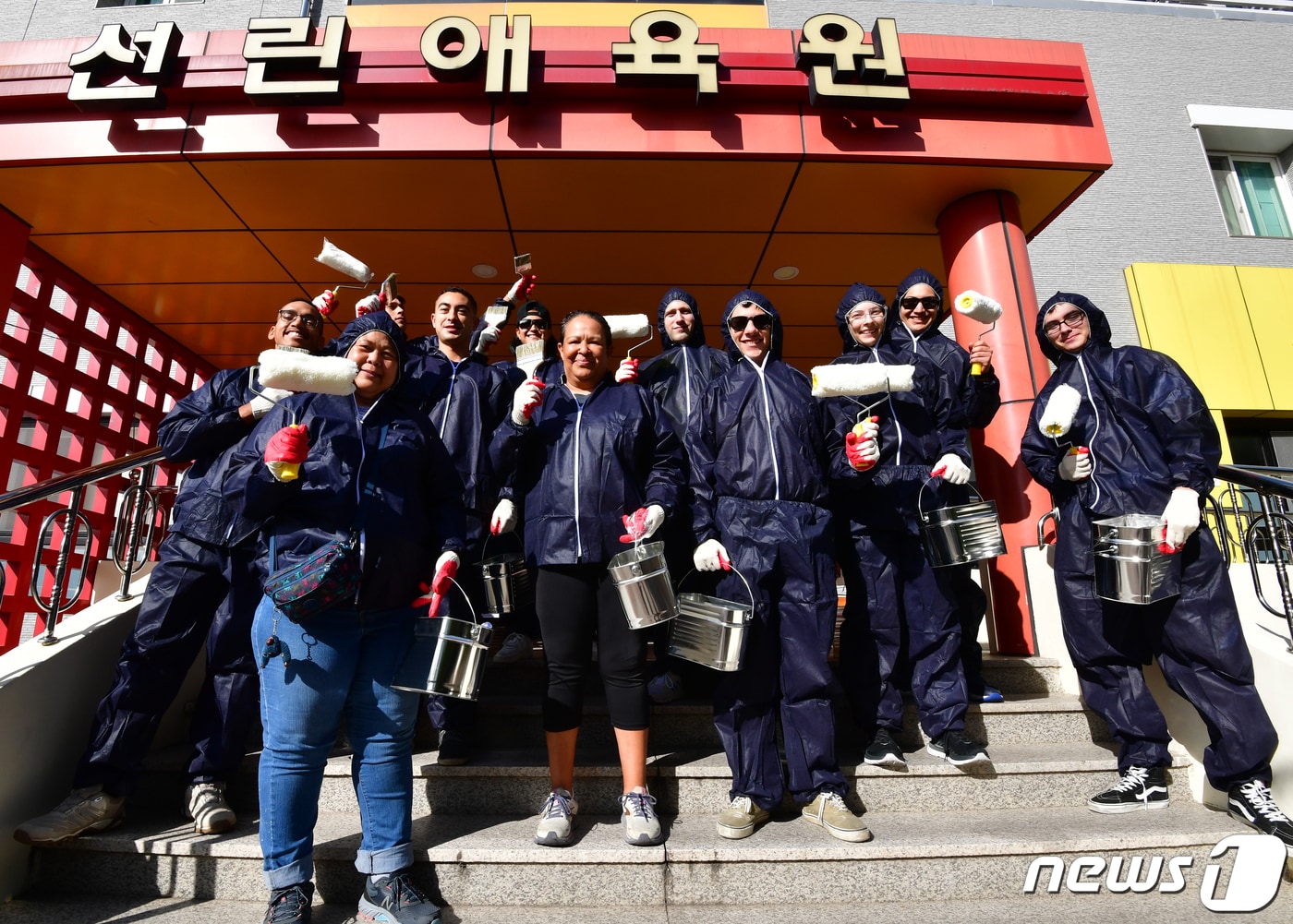 6일 오전 경북 포항에 주둔 중인 미 해병대 캠프무적 장병과 군무원들이 포항선린애육원에서 벽화 작업을 앞두고 기념촬영을 하고 있다. 미 제1해병비행사단은 6·25전쟁 직후 갈 곳 없던 전쟁 고아들을 위해 주둔지였던 포항에 선린애육원&#40;당시 선린고아원&#41;을 설립했다. 이후 캠프무적 장병들이 매년 찾아와 환경정리 등 봉사활동을 펼치고 있다.2023.10.6/뉴스1 ⓒ News1 최창호 기자