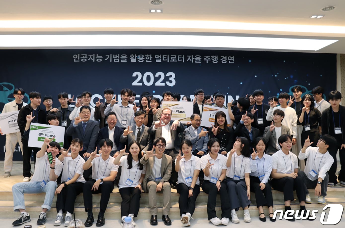 지난 5일 한국항공대와 록히드마틴이 공동 주최한 ‘2023 록히드마틴 팰콘 챌린저’ 행사에 참가한 한국항공대 교직원 및 학생들과 록히드마틴 임직원들이 기념촬영을 하고 있다. (항공대 제공)