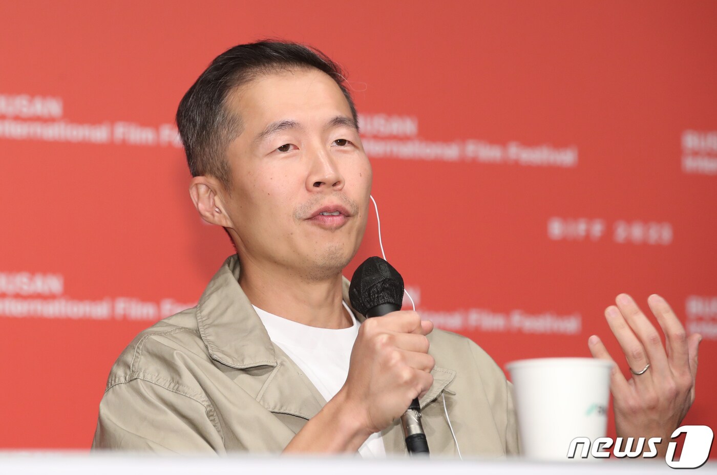 정이삭 감독이 6일 오후 부산 해운대구 KNN시어터에서 열린 제28회 부산국제영화제(BIFF) '코리아 아메리칸 특별전: 코리아 디아스포라' 기자회견에서 인사말을 하고 있다. 2023.10.6/뉴스1 ⓒ News1 권현진 기자