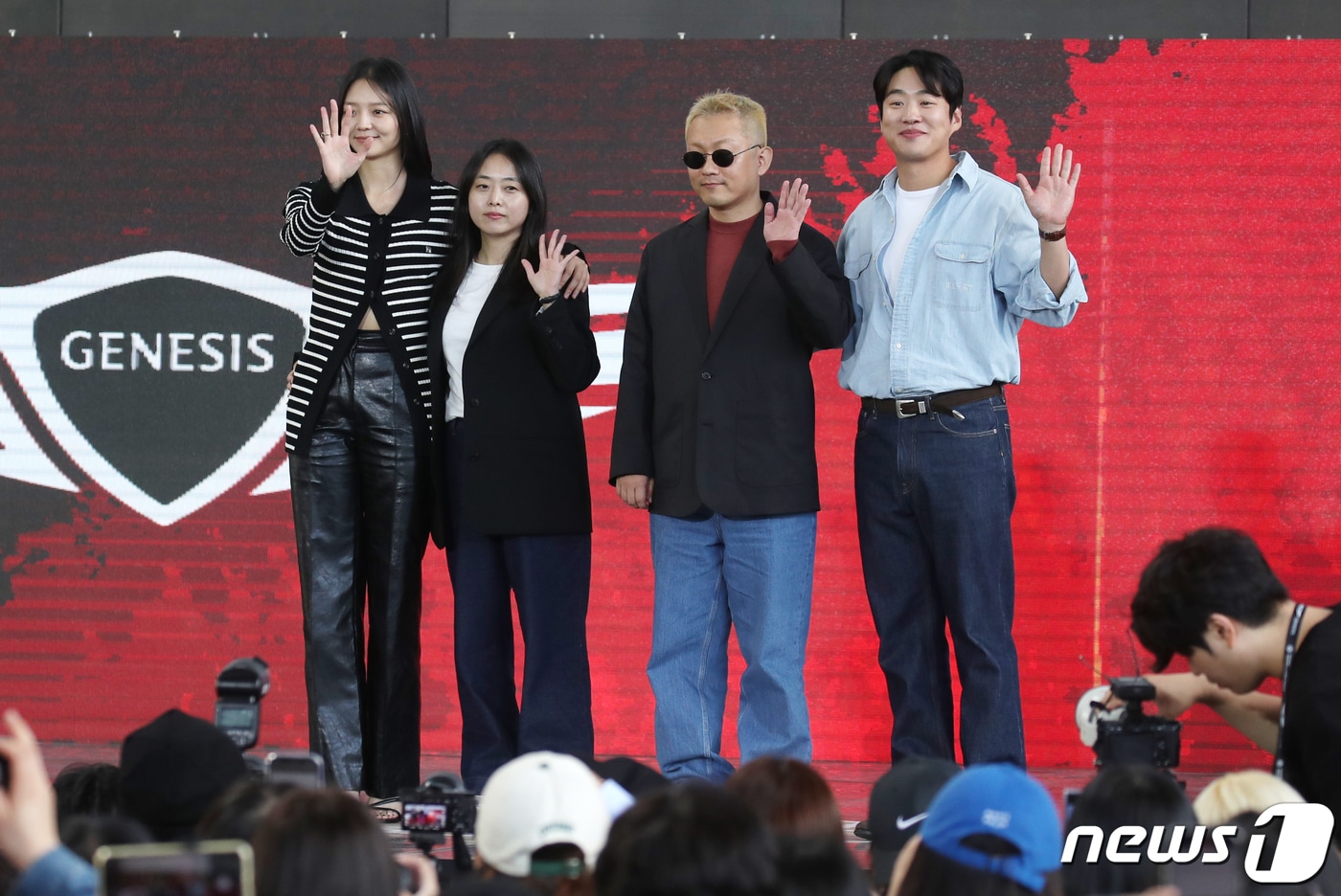 이솜, 전고운, 임대형, 전고운 감독, 배우 안재홍(왼쪽부터)이 5일 오후 부산 해운대 영화의 전당에서 열린 제28회 부산국제영화제(BIFF) 웹드라마 'LTNS' 오픈토크에서 팬과 즐거운 시간을 보내고 있다. 2023.10.6/뉴스1 ⓒ News1 권현진 기자