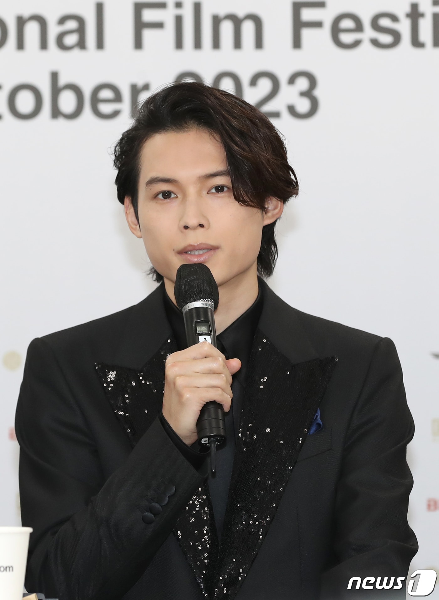 배우 마츠무라 호쿠토가 6일 오후 부산 해운대구 영상산업센터에서 진행된 영화 ‘키리에의 노래’(감독 이와이 슌지) 기자간담회에서 인사말을 하고 있다. ‘키리에의 노래’는 노래로 소통하는 길거리 뮤지션 키리에(아이나 디 엔드), 꿈도 이름도 잃고 방황하는 잇코(히로세 스즈), 사랑을 잃고 기다리는 나츠히코(마츠무라 호쿠토)가 함께 차가운 세상을 살아가는 이야기를 그렸다. 2023.10.6/뉴스1 ⓒ News1 권현진 기자