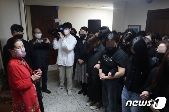 충청대 학생 등이 총장 선임과 관련한 이사회 개최를 저지하는 모습./뉴스1