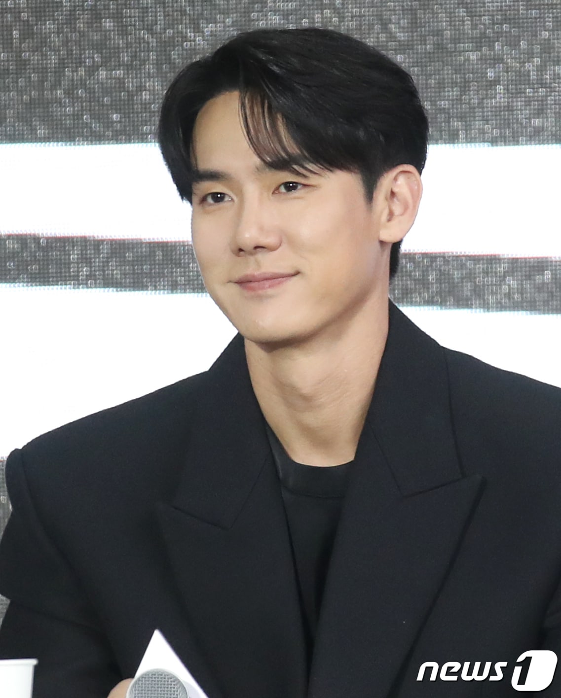 배우 유연석이 6일 오후 부산 해운대 영화의 전당에서 열린 제28회 부산국제영화제(BIFF) 영화 ‘운수 오진날’ 오픈토크에서 미소를 짓고 있다. 2023.10.6/뉴스1 ⓒ News1 권현진 기자