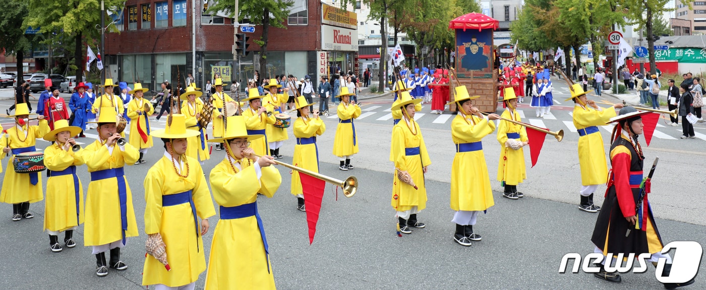 7일 전북 전주시 문화광장로 일원에서 열린 조선왕조 태조어진 봉안의례 재현 행사에서 봉안 행렬이 경기전으로 향하고 있다. 2023.10.7/뉴스1 ⓒ News1 유경석 기자