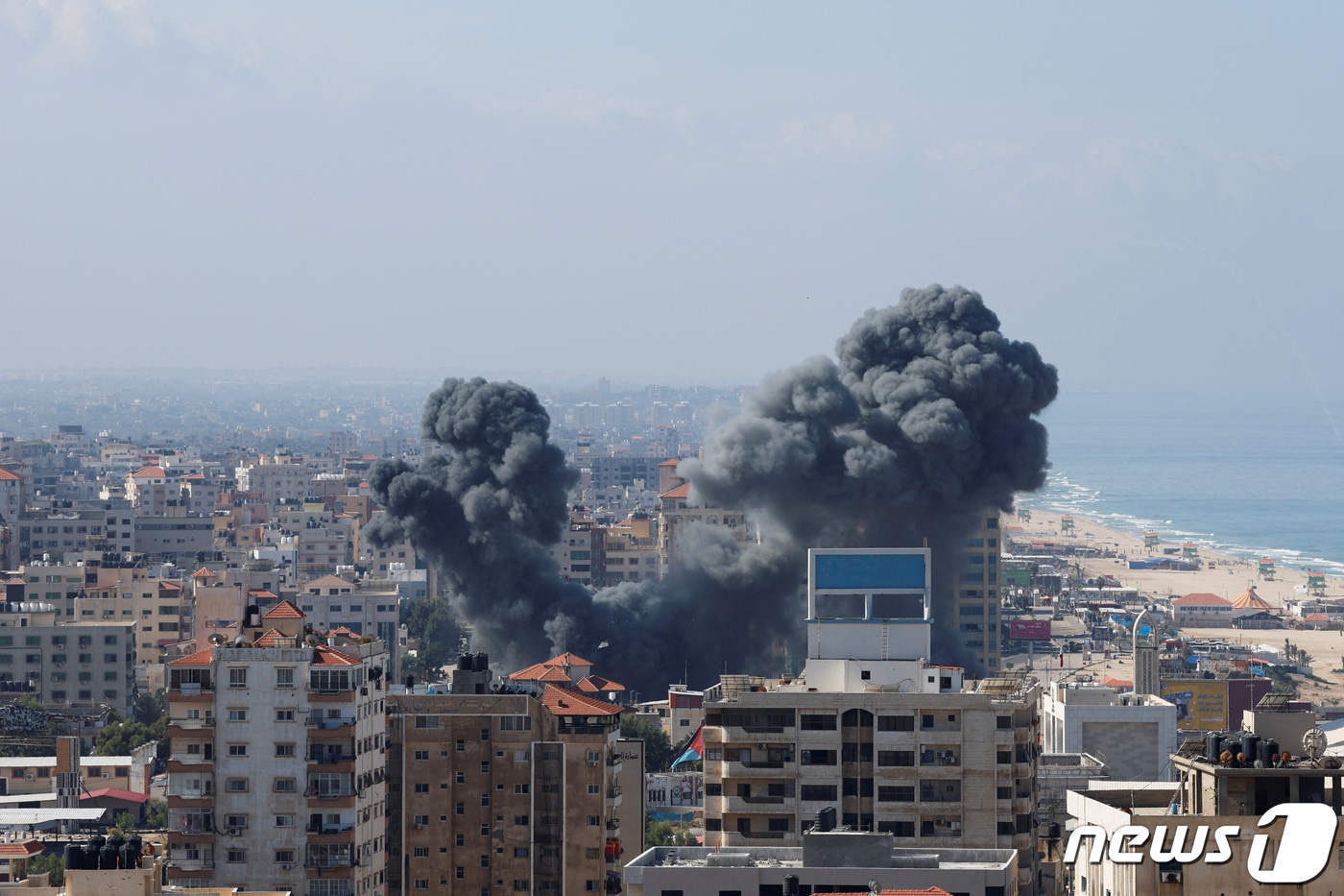 7일(현지시간) 이스라엘의 공격으로 가자지구에서 연기가 발생한 모습. 23.10.07 ⓒ 로이터=뉴스1 ⓒ News1 김예슬 기자