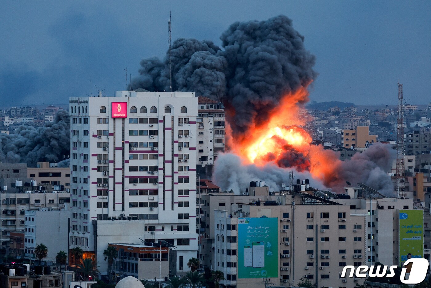 이스라엘의 반격으로 포연과 화염에 휩싸인 팔레스타인 가지 지구 전경. ⓒ 로이터=뉴스1 ⓒ News1 박형기 기자
